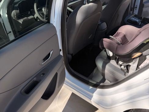 Used 2022 Hyundai Elantra SE image 15