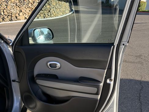 Used 2016 Kia Soul FWD image 6