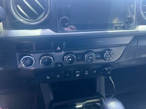 Used 2019 Toyota Tacoma TRD Off-Road w/ Technology Package AWD/4WD image 10