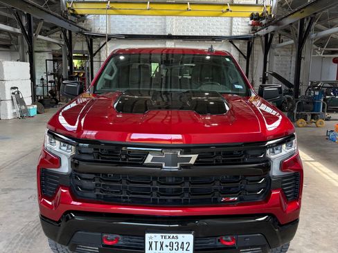 Used 2024 Chevrolet Silverado 1500 LT Trail Boss w/ Convenience Package II AWD/4WD image 2