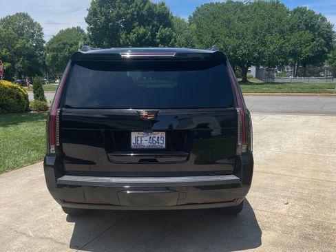 Used 2019 Cadillac Escalade Luxury image 4