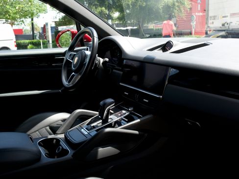 Used 2021 Porsche Cayenne w/ Premium Package AWD/4WD image 6