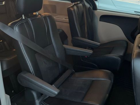 Used 2020 Dodge Grand Caravan SXT FWD image 12