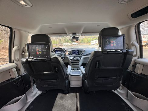 Used 2017 Chrysler Pacifica Touring-L Plus w/ Advanced Safetytec Group image 22