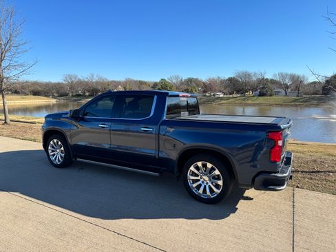 Used 2019 Chevrolet Silverado 1500 High Country w/ Technology Package image 2