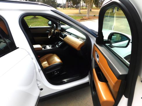 Used 2019 Land Rover Range Rover Velar R-Dynamic HSE image 11