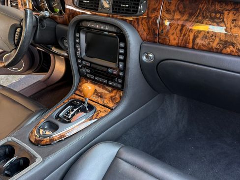 Used 2004 Jaguar XJ8 RWD image 21