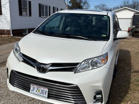 Used 2018 Toyota Sienna XLE image 1