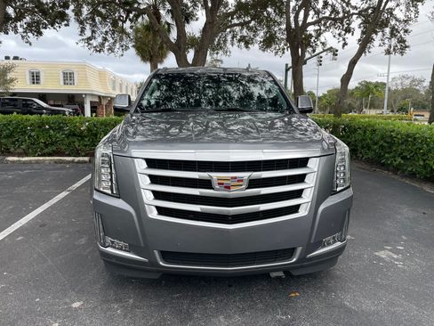 Used 2019 Cadillac Escalade Luxury image 2