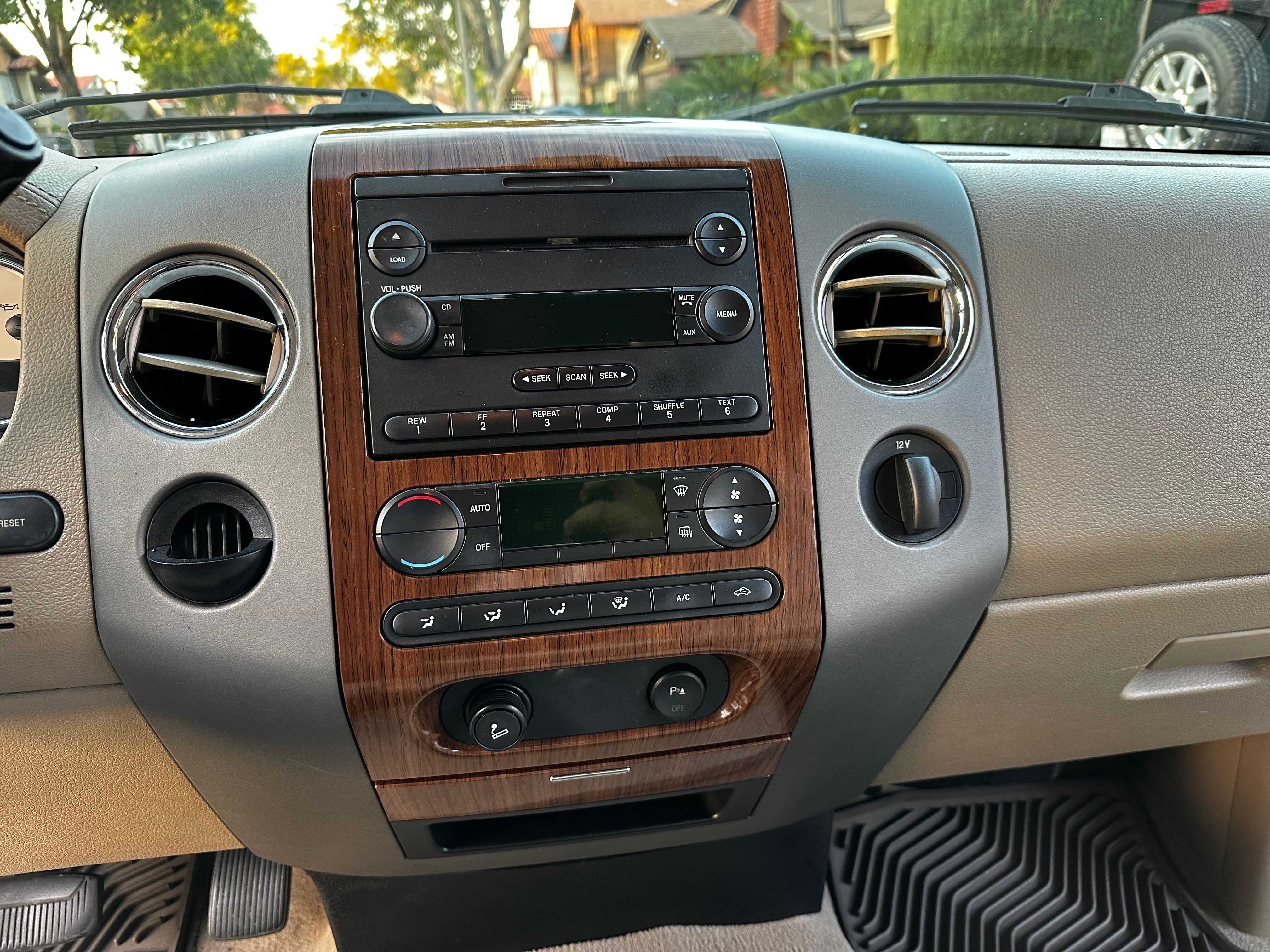 Used 2004 Ford F150 Lariat RWD image 13