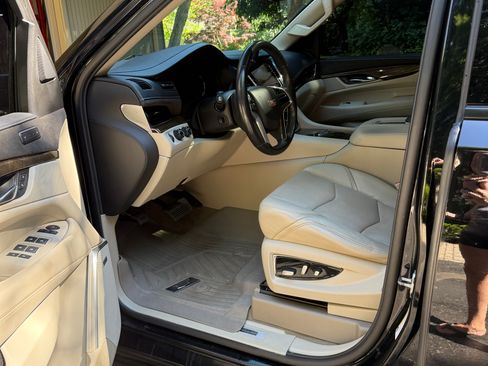Used 2019 Cadillac Escalade Luxury w/ Escalade Sport Edition AWD/4WD image 6