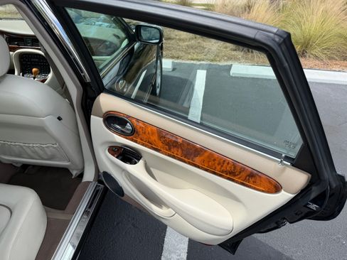 Used 2003 Jaguar XJ8 image 17