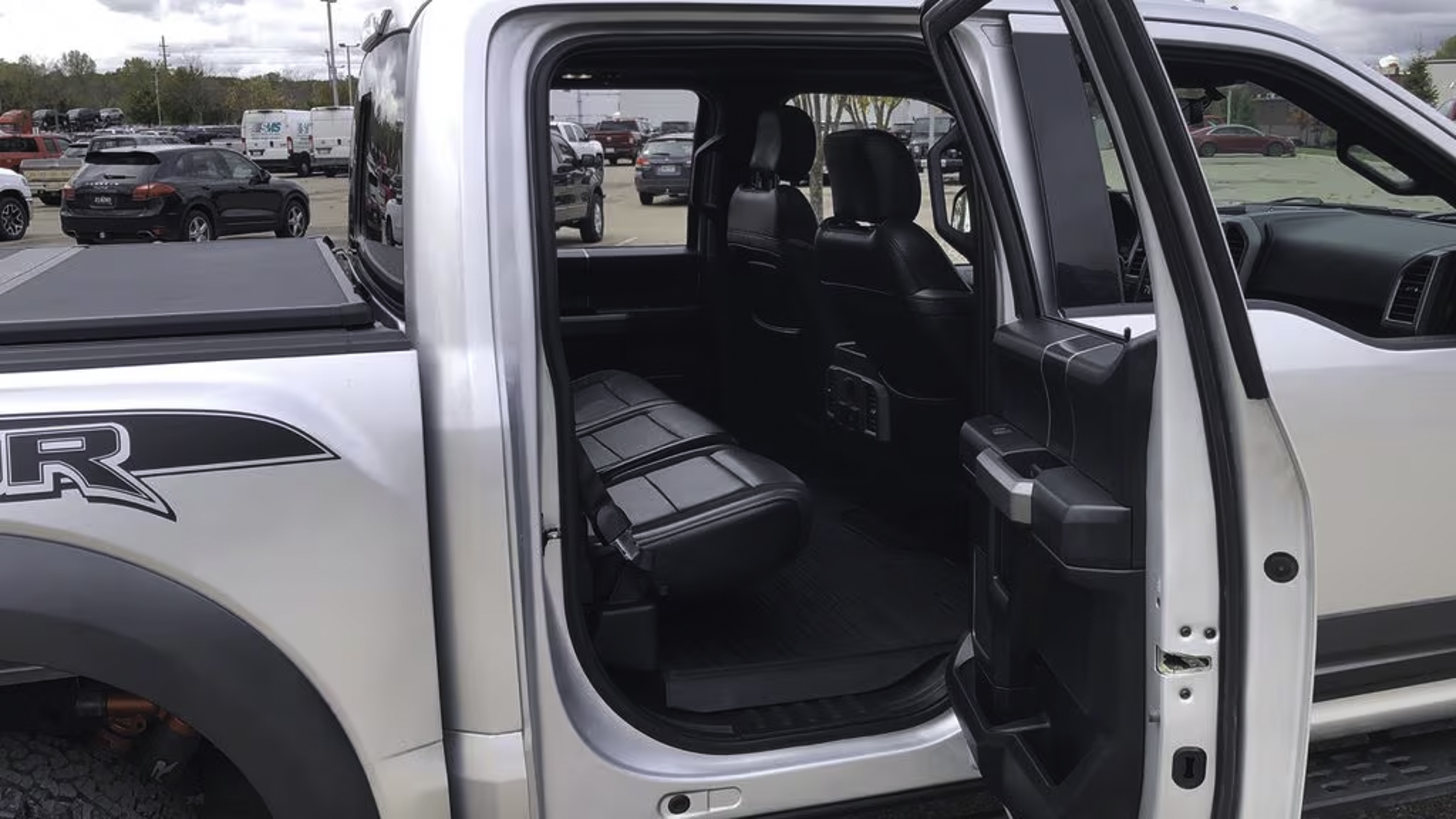 Used 2019 Ford F150 Raptor w/ Equipment Group 802A Luxury AWD/4WD image 17
