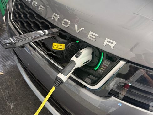 Used 2020 Land Rover Range Rover Sport HSE image 17