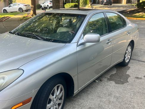 Used 2003 Lexus ES 330 w/ Premium Pkg FWD image 2
