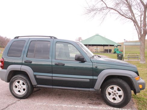 Used 2005 Jeep Liberty Sport image 14