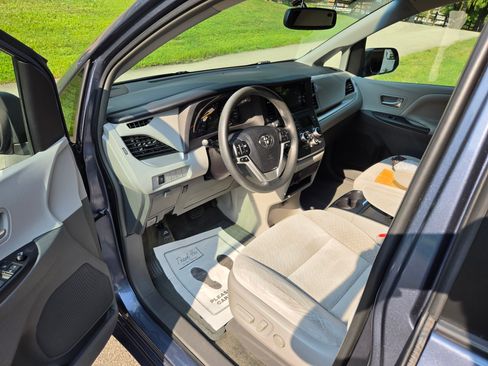 Used 2015 Toyota Sienna LE FWD image 19