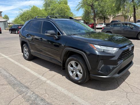 Used 2022 Toyota RAV4 XLE AWD/4WD image 8