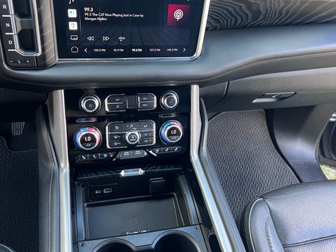 Used 2022 GMC Yukon XL Denali image 9