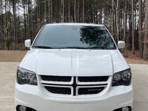 Used 2018 Dodge Grand Caravan GT image 2