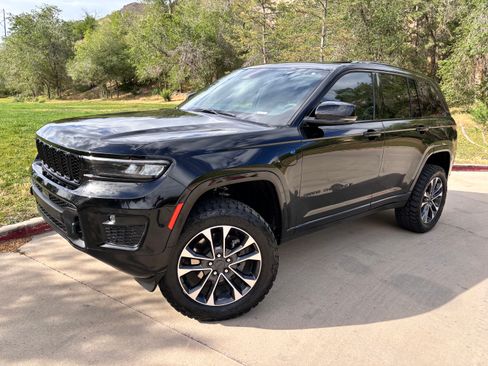 Used 2023 Jeep Grand Cherokee Overland AWD/4WD image 1