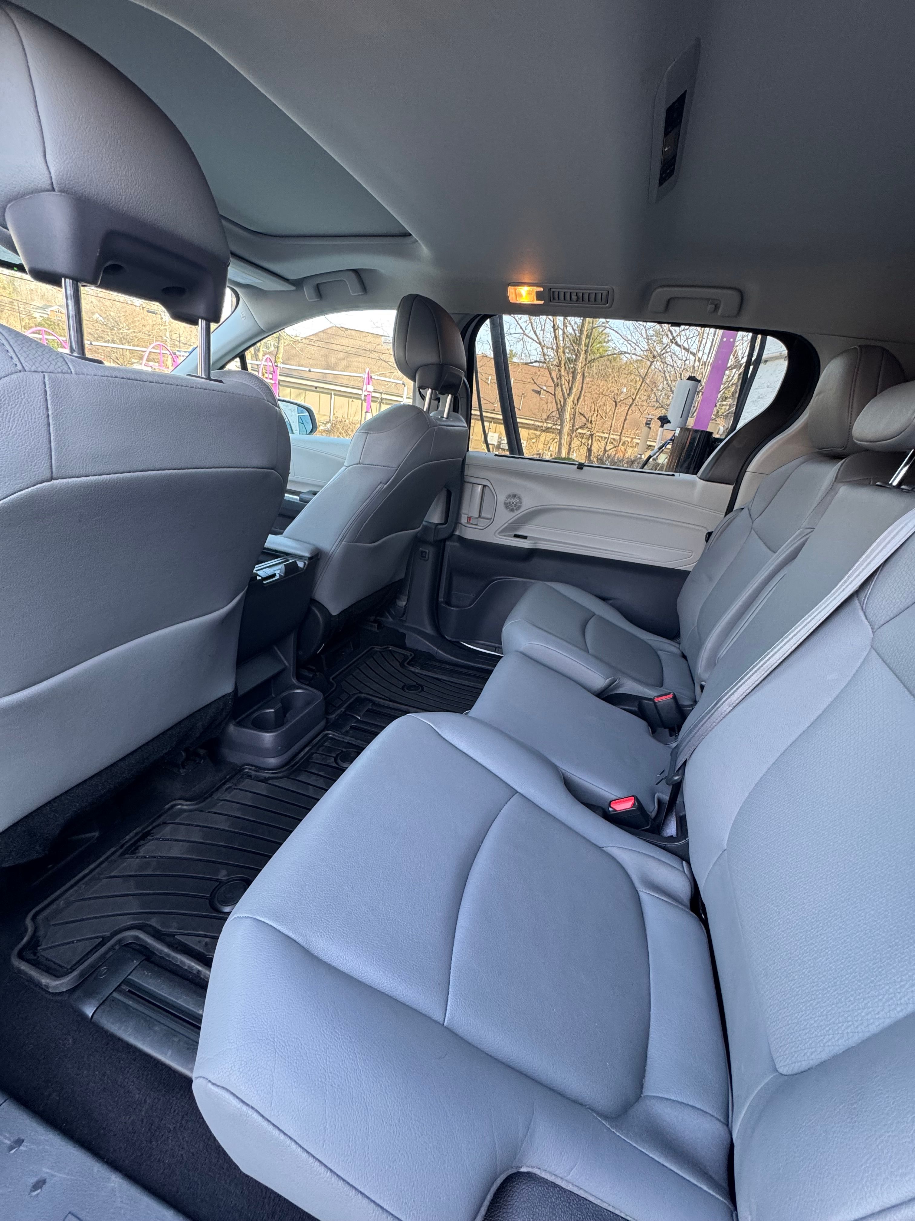 Used 2023 Toyota Sienna XLE FWD image 23