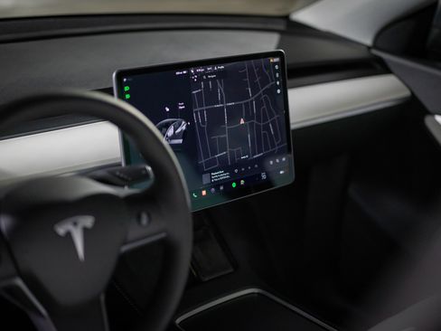 Used 2022 Tesla Model Y Long Range image 11