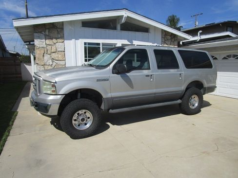 Used 2005 Ford Excursion XLT image 1