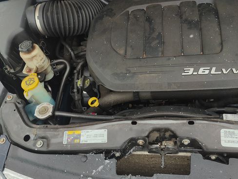 Used 2016 Chrysler Town & Country Touring image 4