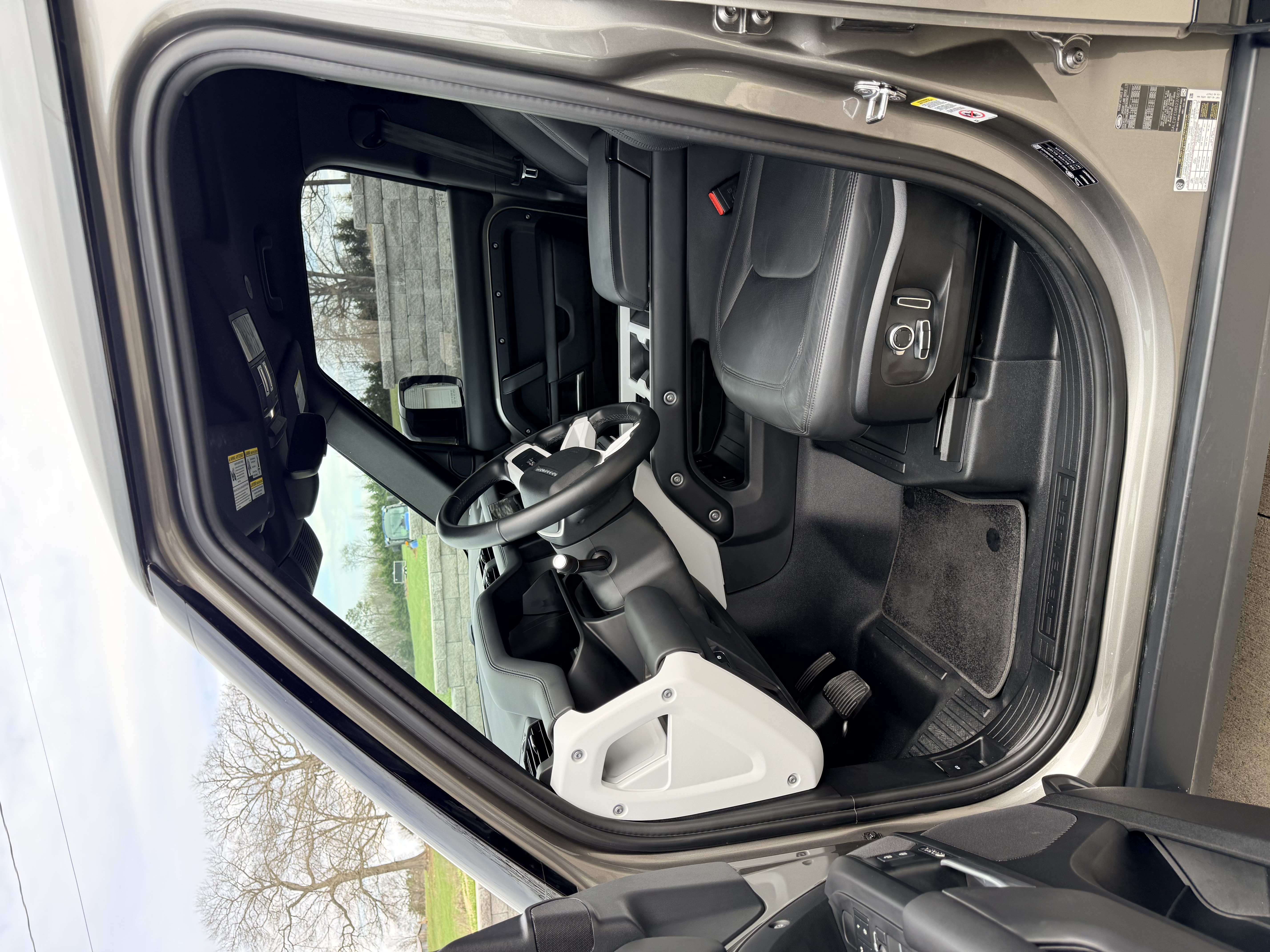 Used 2025 Land Rover Defender 130 X-Dynamic SE AWD/4WD image 10