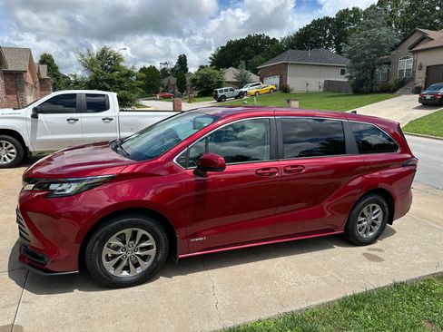 Used 2021 Toyota Sienna LE FWD image 2