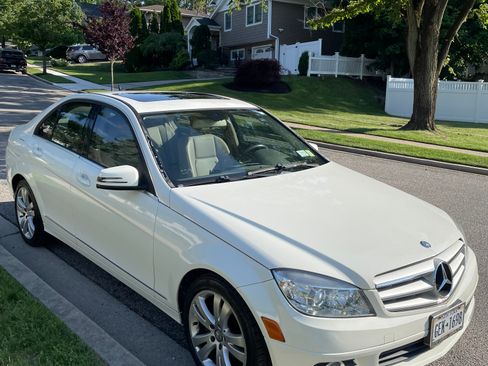 Used 2011 Mercedes-Benz C 300 4MATIC Sedan image 1