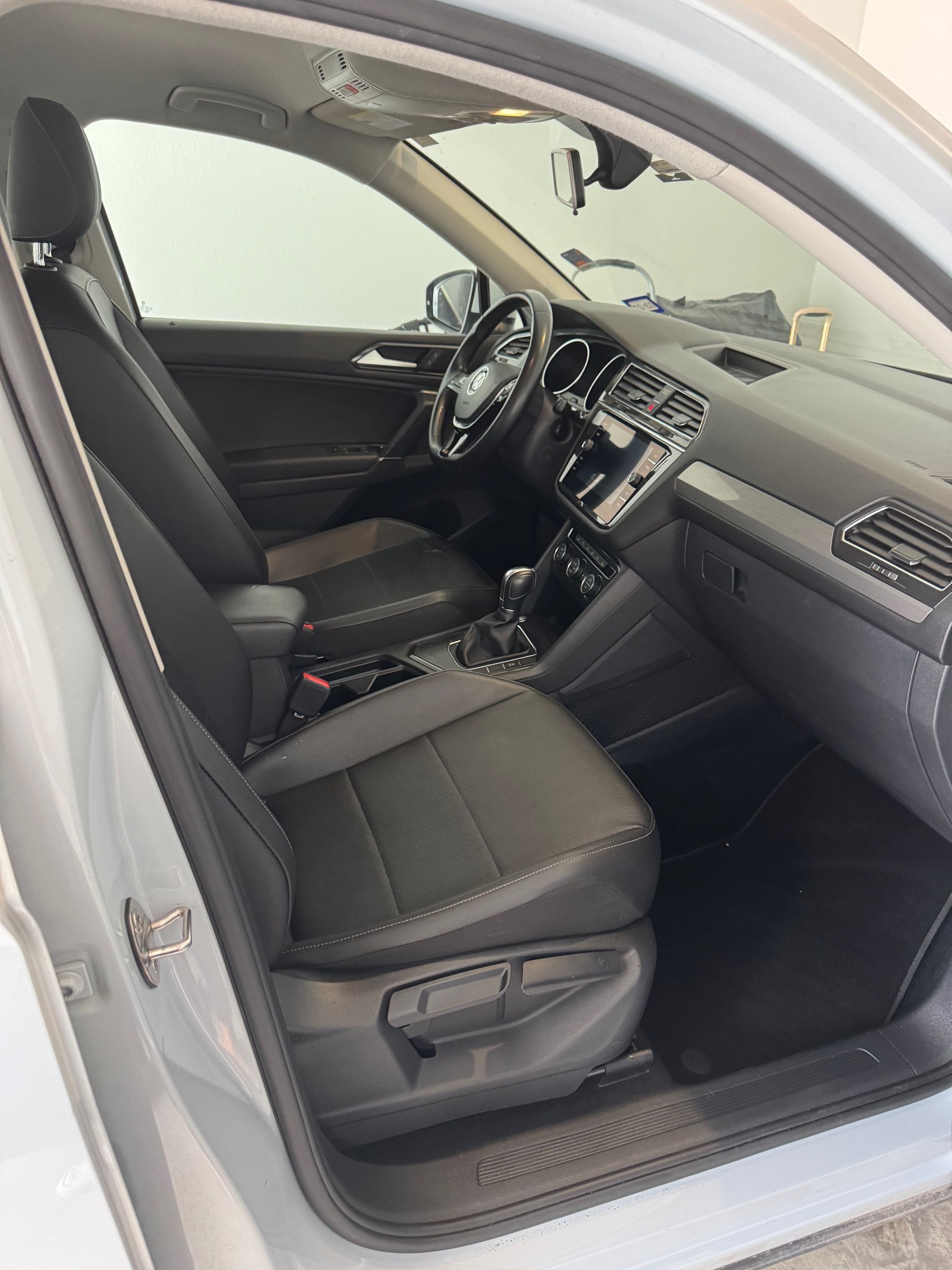 Used 2018 Volkswagen Tiguan SE FWD image 5