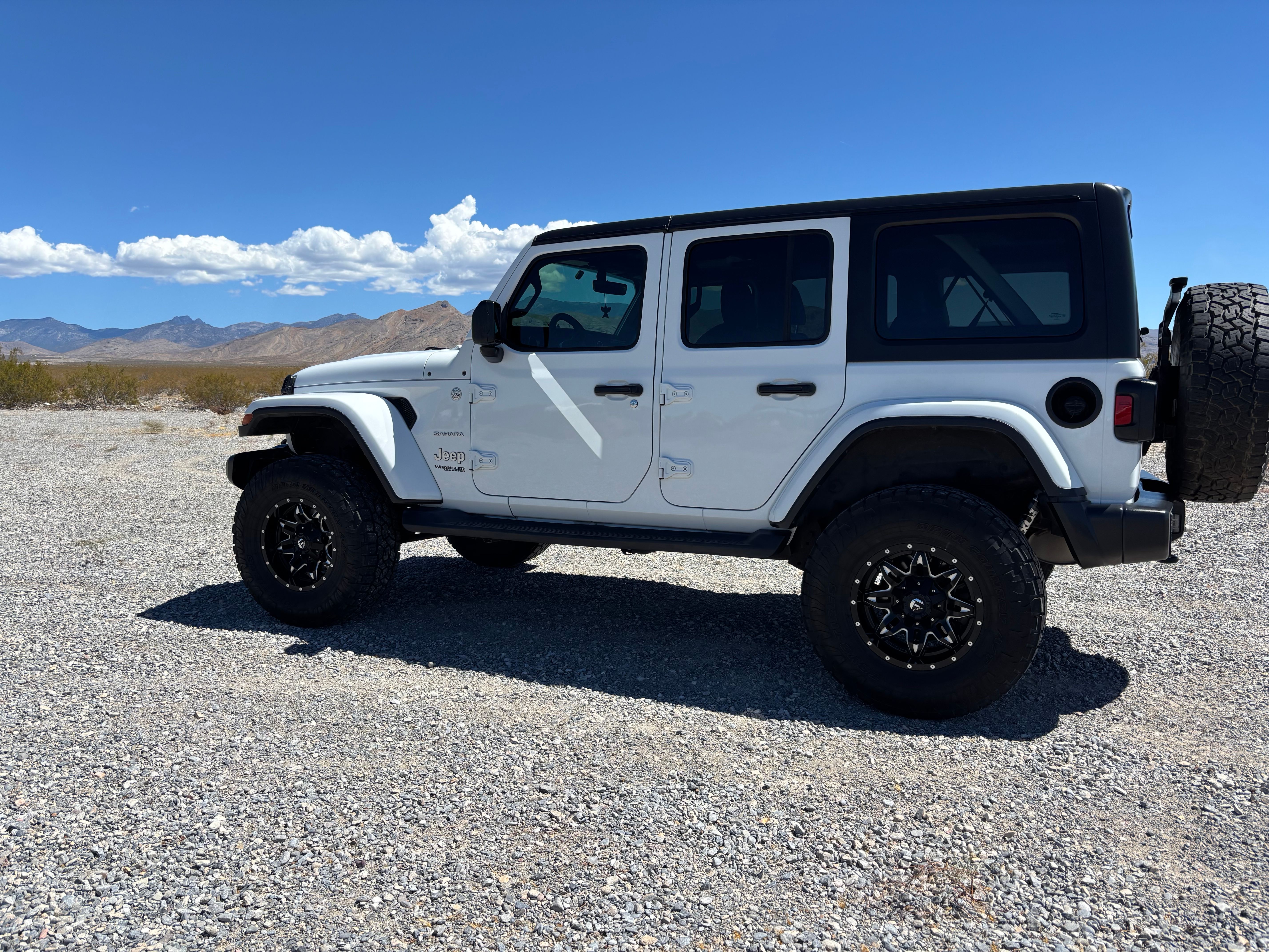 Used 2018 Jeep Wrangler Unlimited Sahara w/ Dual Top Group AWD/4WD image 18