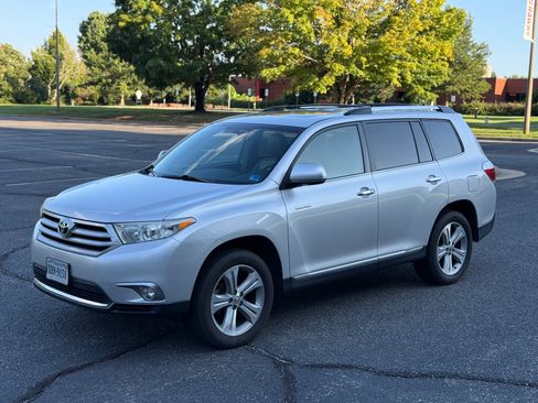 Used 2013 Toyota Highlander Limited AWD/4WD image 2