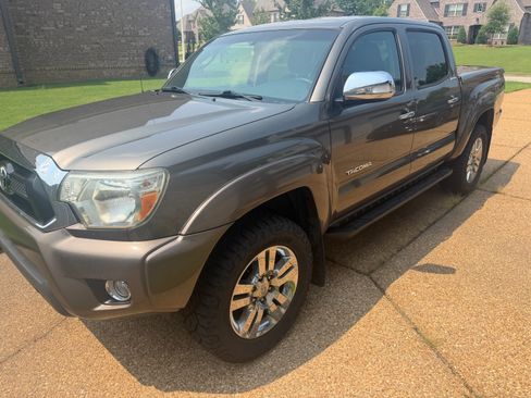 Used 2014 Toyota Tacoma 4x4 Double Cab w/ Limited Package image 2