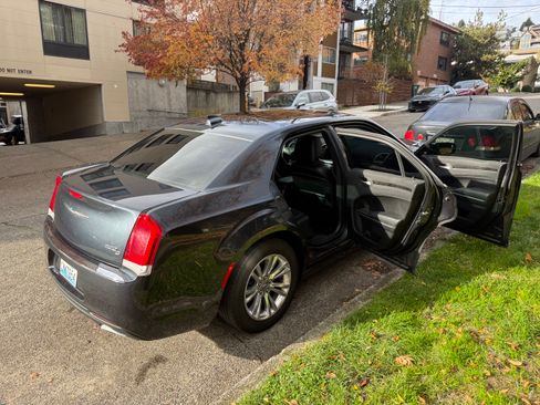 Used 2016 Chrysler 300 C image 8