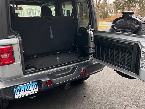 Used 2018 Jeep Wrangler Sport image 9