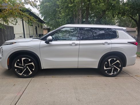 Used 2022 Mitsubishi Outlander SEL image 2