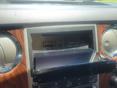 Used 2011 Ford F250 Lariat w/ Lariat Interior Pkg image 5