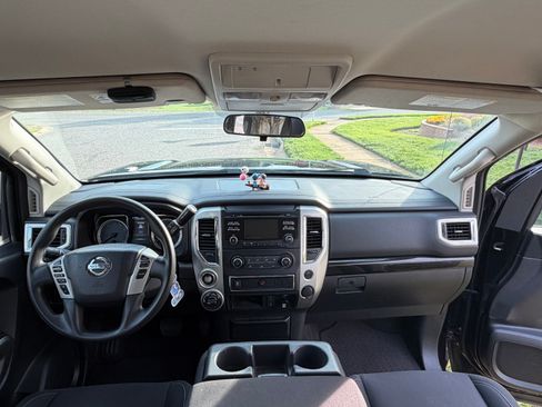 Used 2018 Nissan Titan SV image 1