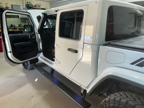 Used 2023 Jeep Gladiator Rubicon AWD/4WD image 12