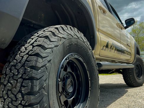 Used 2019 Toyota Tacoma TRD Off-Road image 2