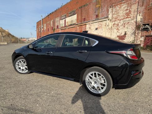 Used 2017 Chevrolet Volt LT w/ Comfort Package image 2