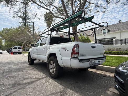 Used 2010 Toyota Tacoma PreRunner image 2