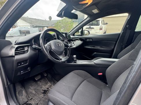 Used 2018 Toyota C-HR XLE image 2