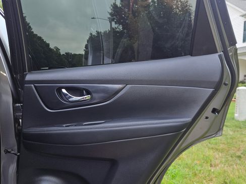 Used 2018 Nissan Rogue SV FWD image 12
