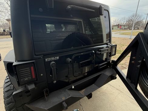 Used 2011 Jeep Wrangler Unlimited Rubicon w/ Dual Top Group image 5