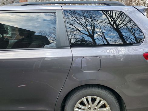 Used 2011 Toyota Sienna XLE w/ XLE Navigation Pkg image 19