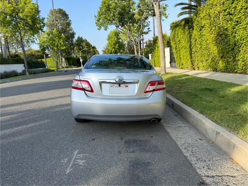 Used 2011 Toyota Camry XLE w/ XLE Extra-Value Pkg #2 FWD image 9